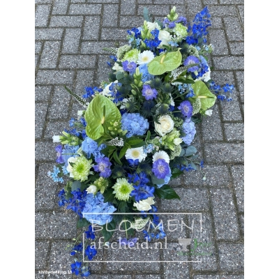 Halve kistbedekking van blauwe bloemen